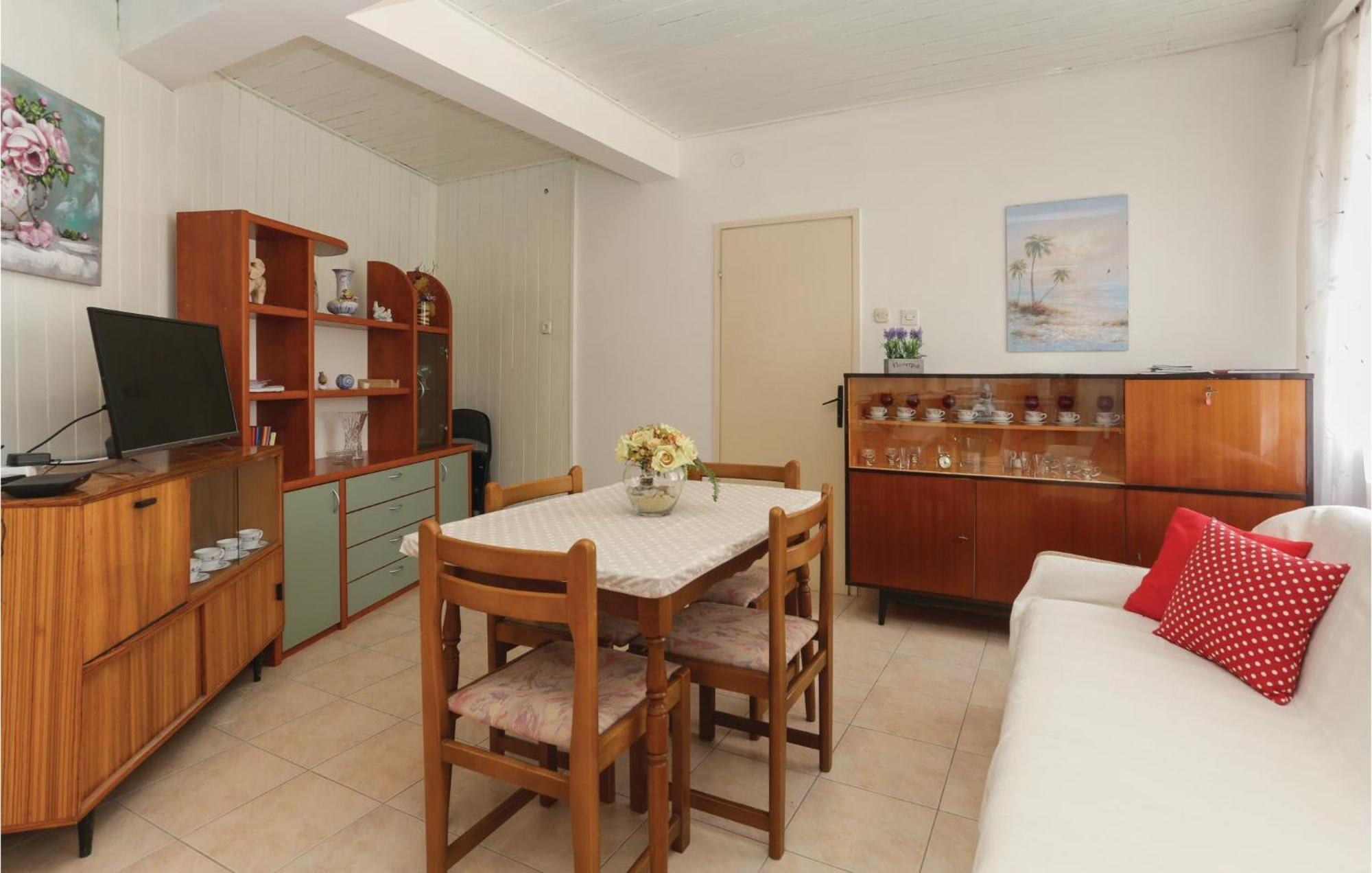 2 Bedroom Stunning Apartment In Kastel Kambelovac Каштела Екстер'єр фото