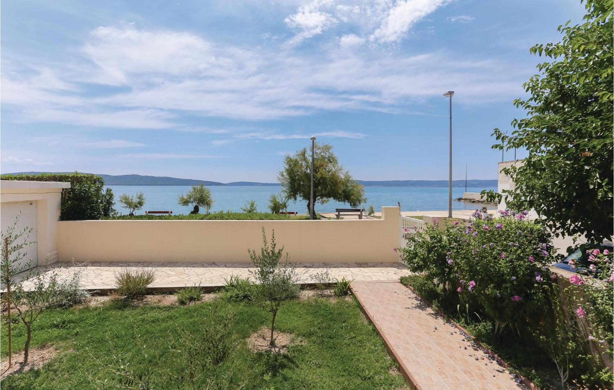 2 Bedroom Stunning Apartment In Kastel Kambelovac Каштела Екстер'єр фото