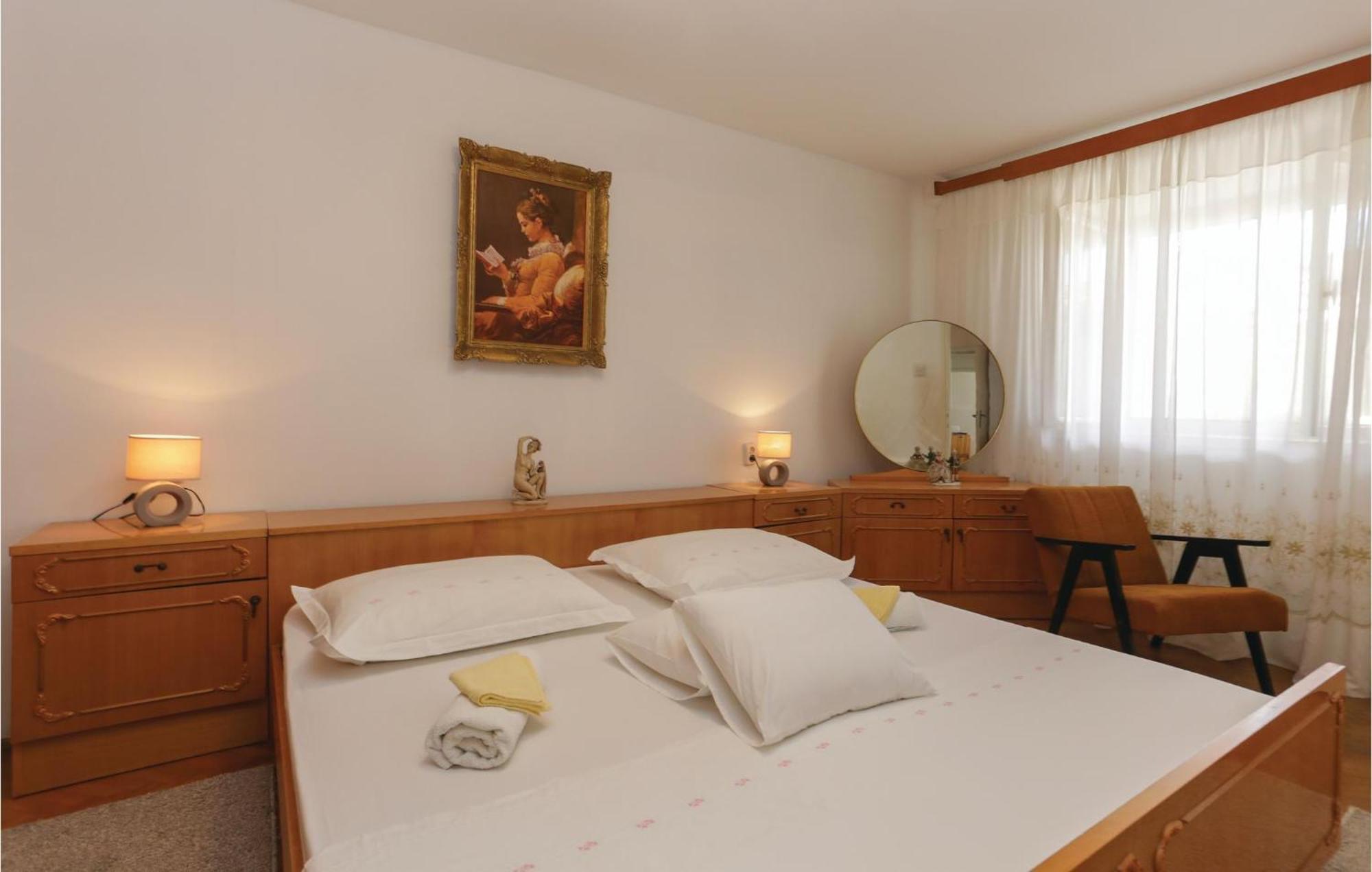 2 Bedroom Stunning Apartment In Kastel Kambelovac Каштела Екстер'єр фото