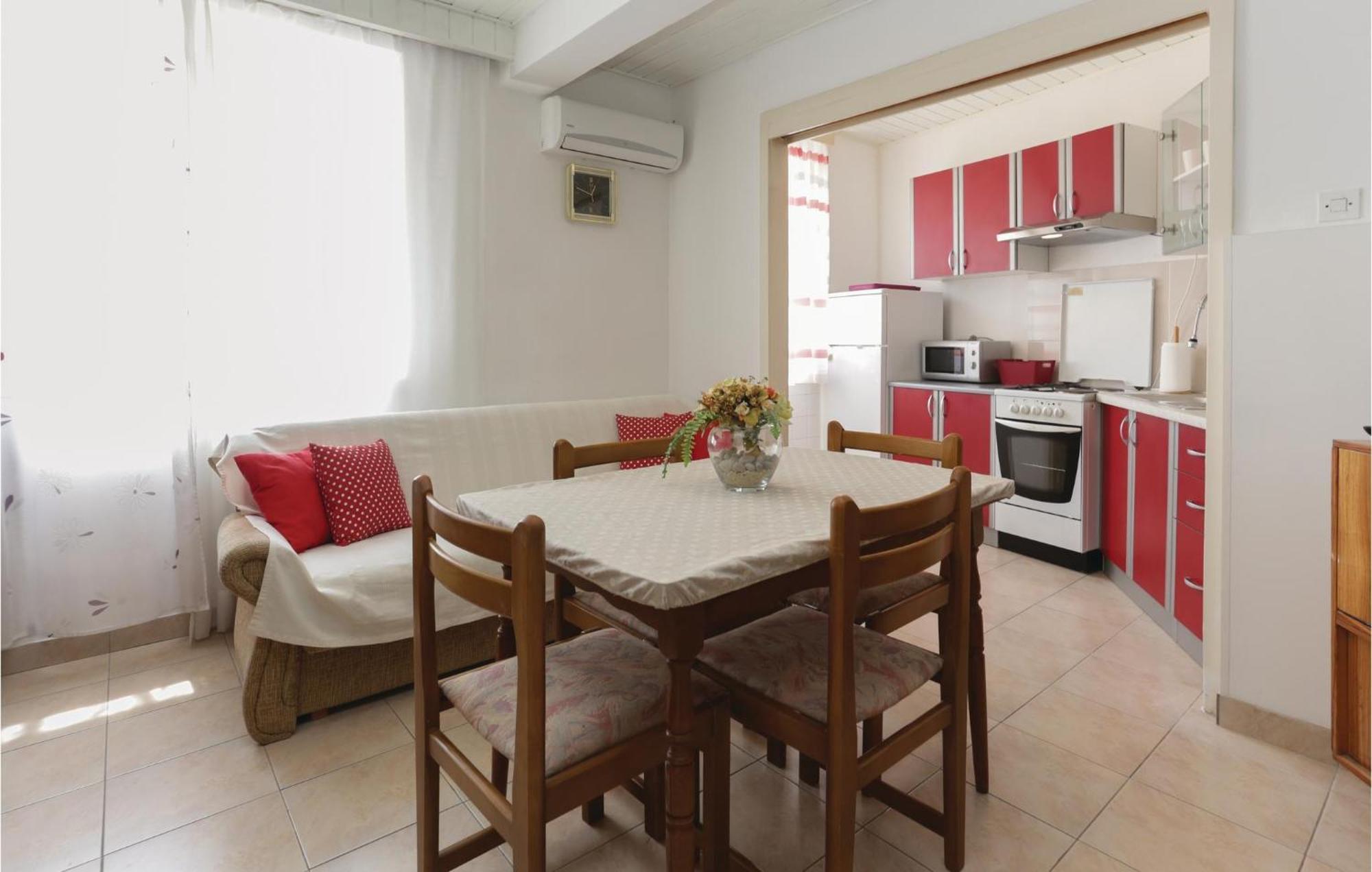 2 Bedroom Stunning Apartment In Kastel Kambelovac Каштела Екстер'єр фото
