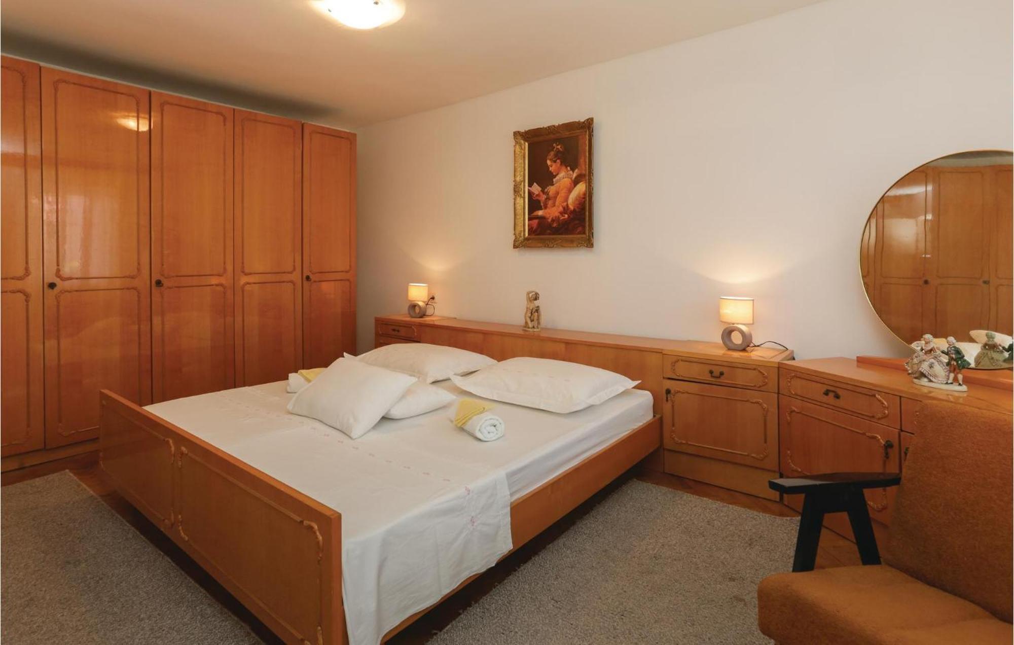 2 Bedroom Stunning Apartment In Kastel Kambelovac Каштела Екстер'єр фото