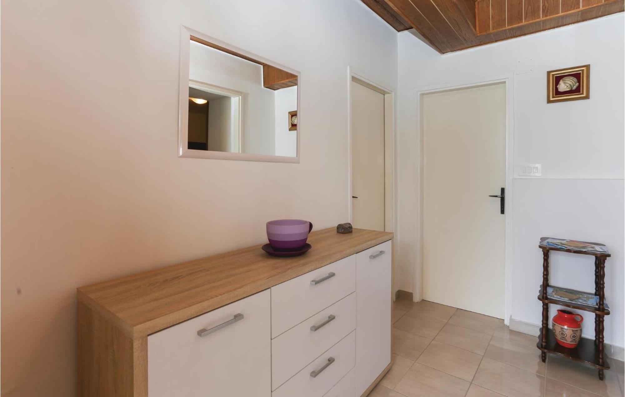 2 Bedroom Stunning Apartment In Kastel Kambelovac Каштела Екстер'єр фото