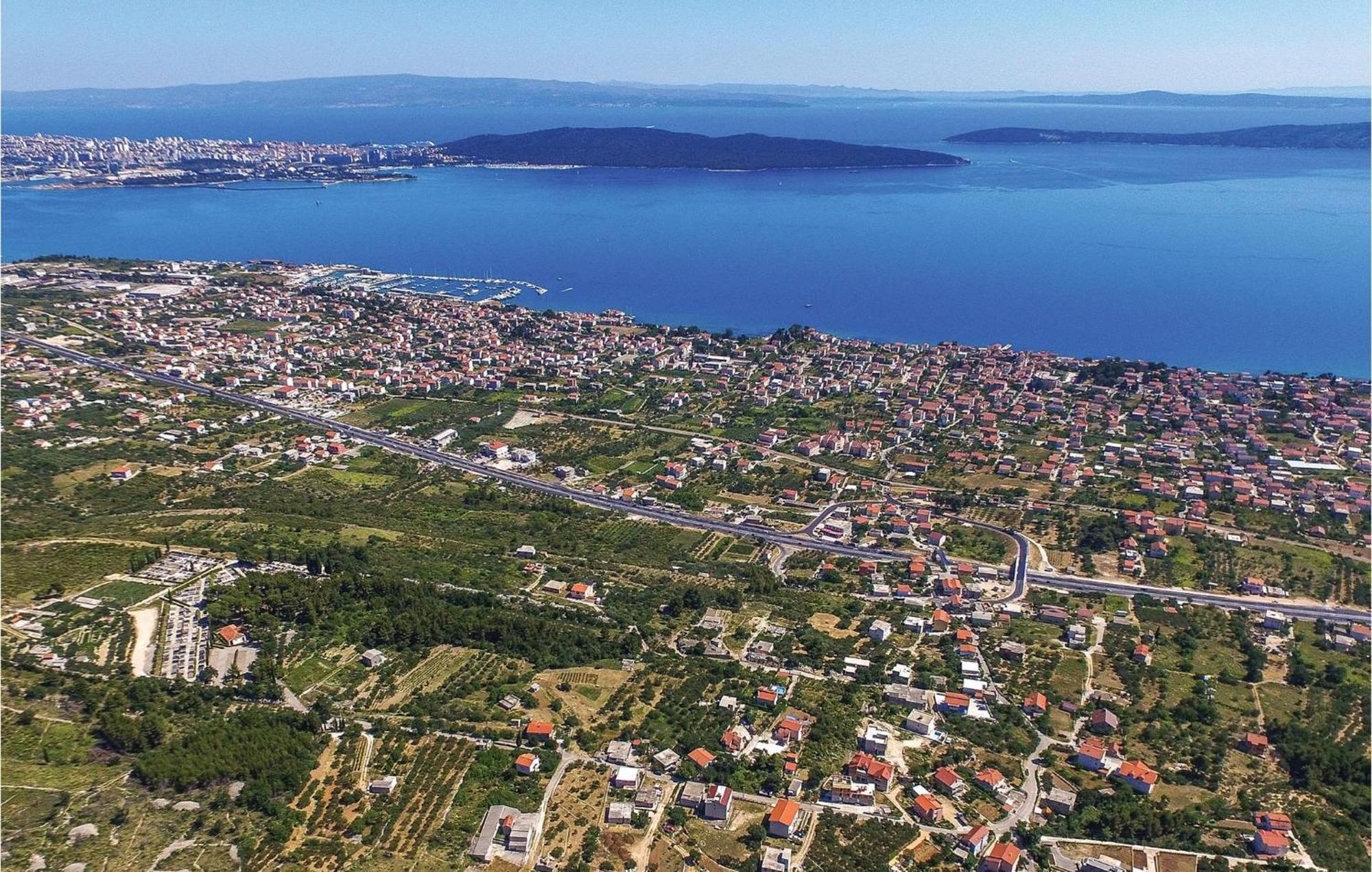 2 Bedroom Stunning Apartment In Kastel Kambelovac Каштела Екстер'єр фото