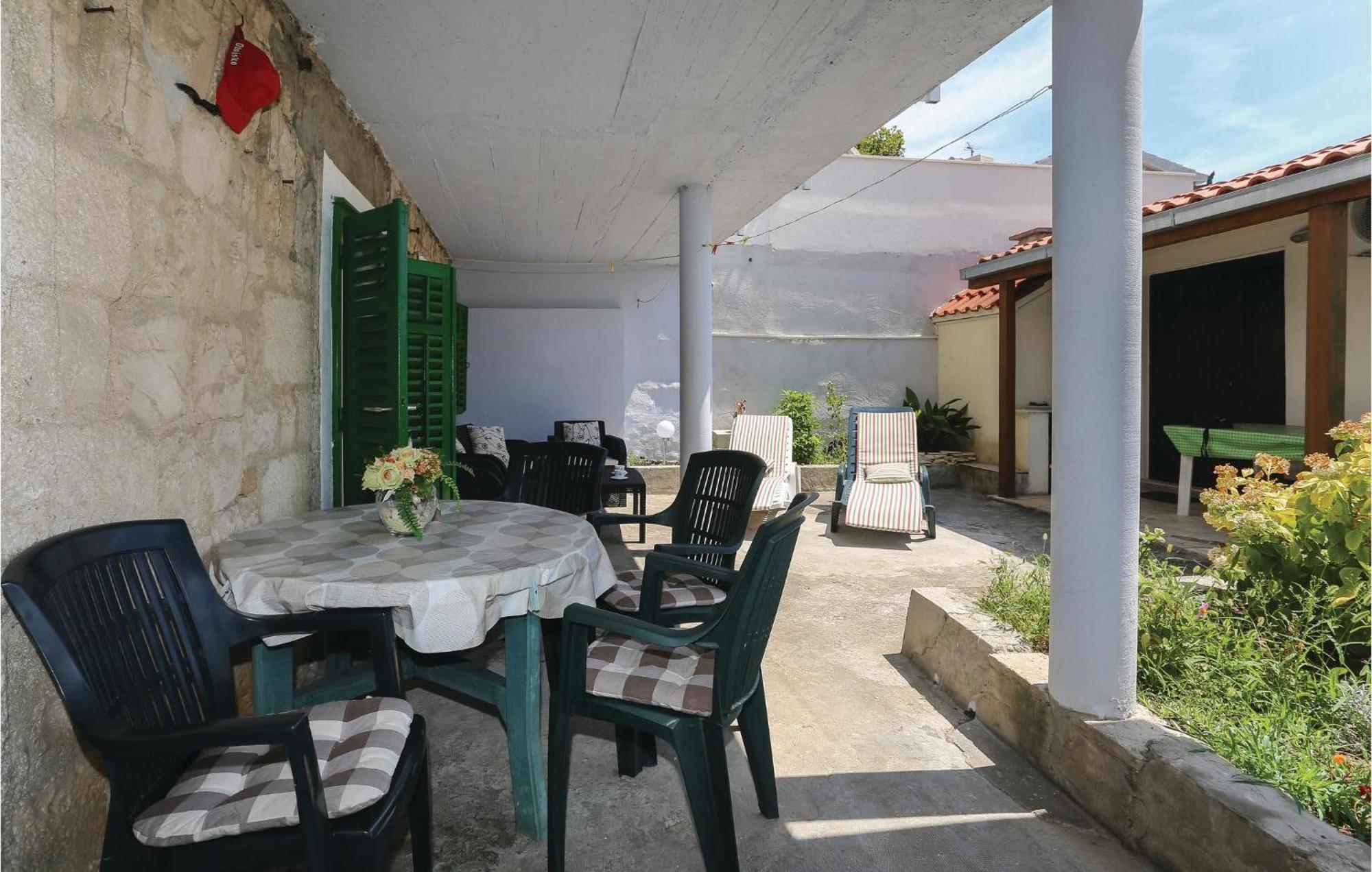 2 Bedroom Stunning Apartment In Kastel Kambelovac Каштела Екстер'єр фото
