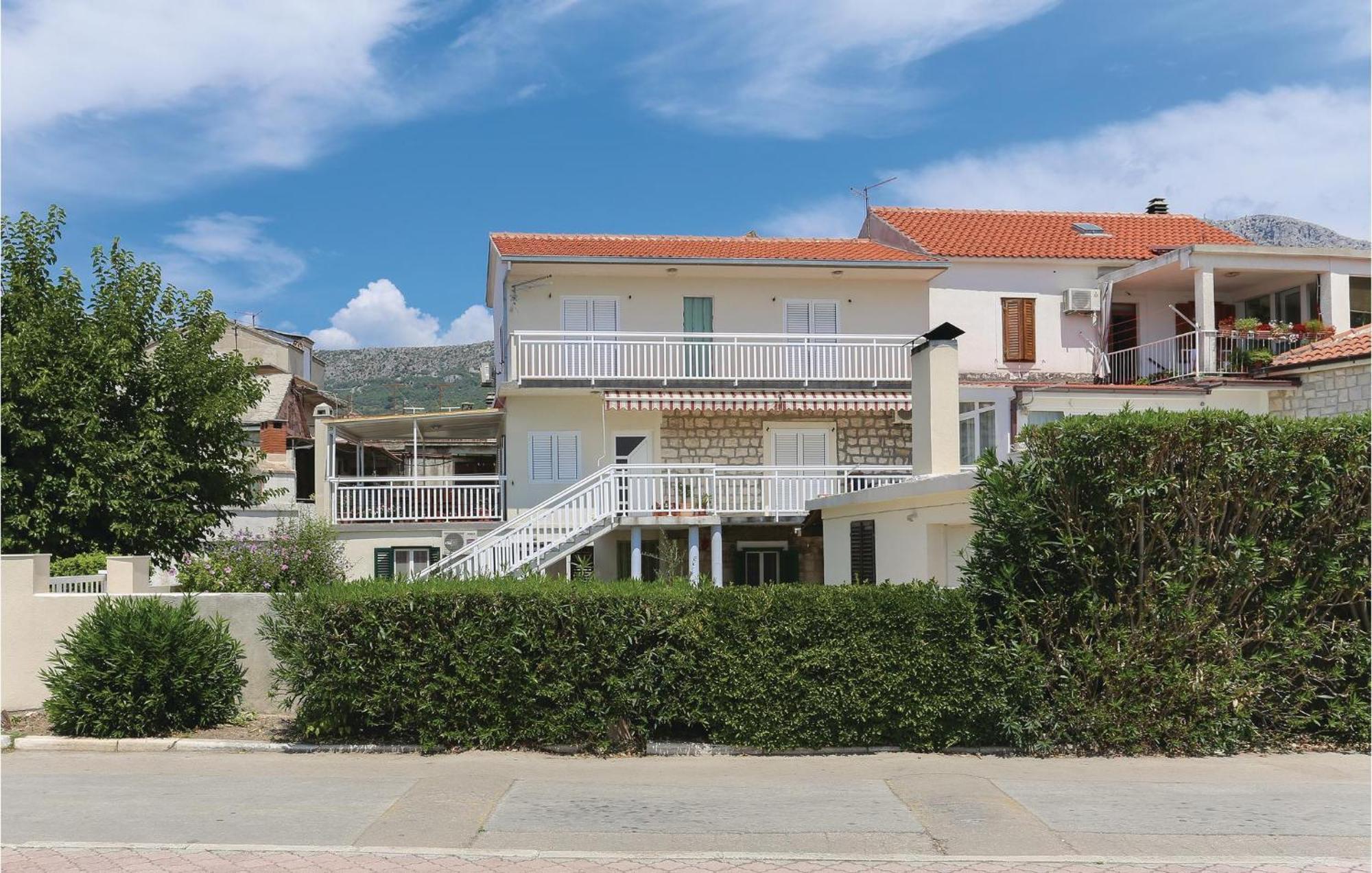 2 Bedroom Stunning Apartment In Kastel Kambelovac Каштела Екстер'єр фото