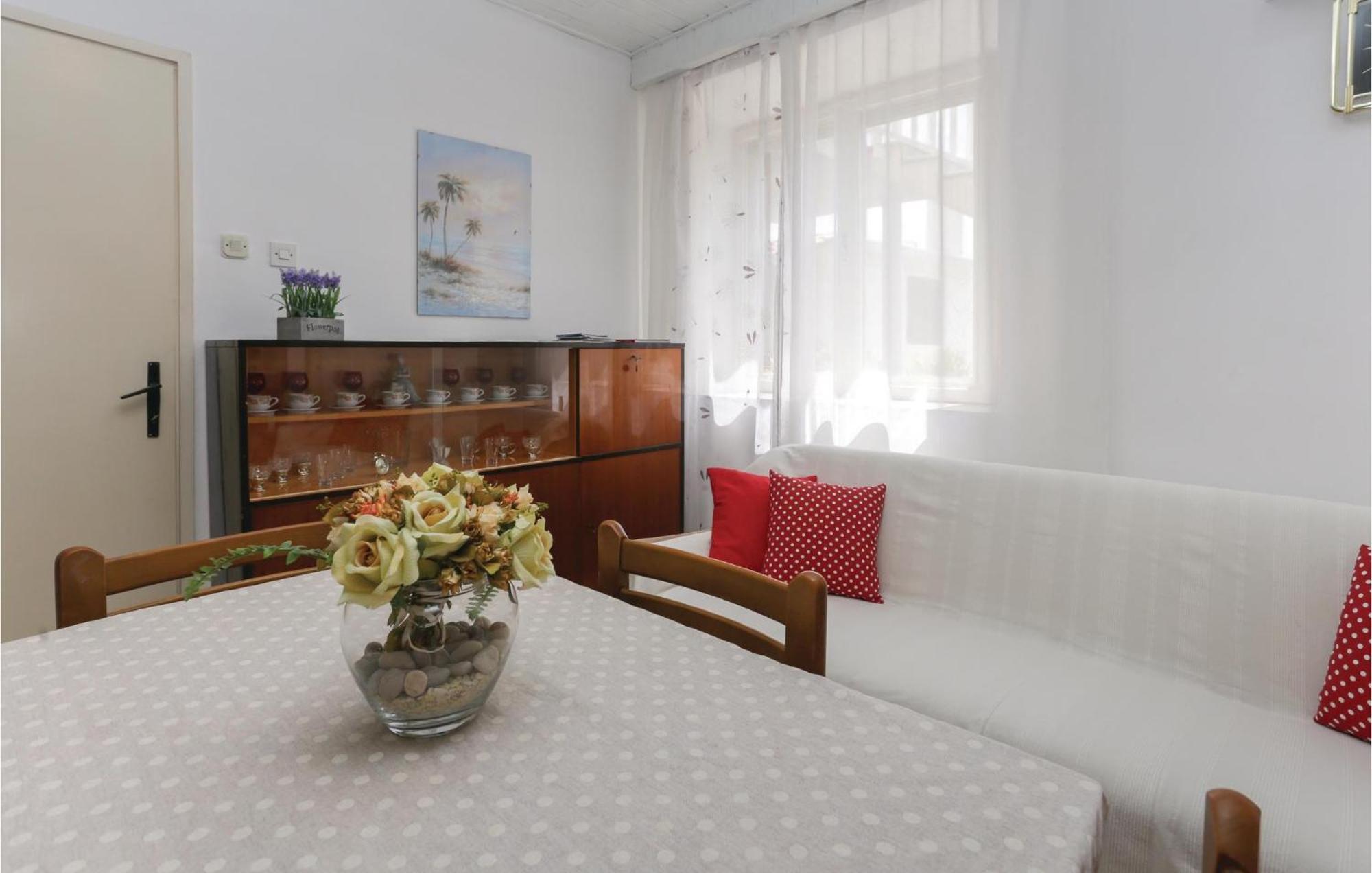 2 Bedroom Stunning Apartment In Kastel Kambelovac Каштела Екстер'єр фото